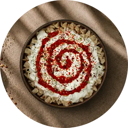 The Original — Kleine Teigtaschen, Rinderhack, Joghurt, Tomatensauce.